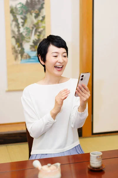 Dojrzałe Japońska Kobieta Pomocą Telefonu Komórkowego Domu — Zdjęcie stockowe