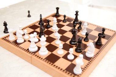 Satranç taşları tahtada, oyun arkaplanı