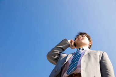 İş adamı cep telefonuyla konuşuyor.