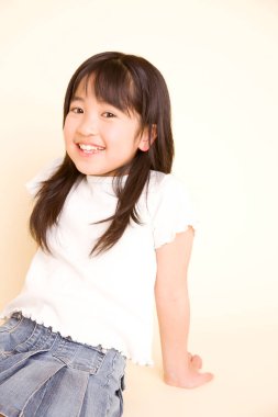 Beyaz arka planda Asyalı bir kızın portresi