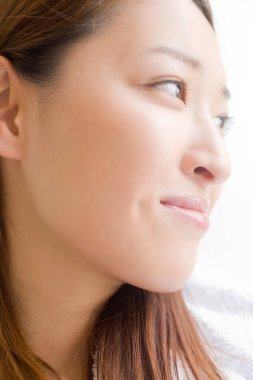 gülümseyen Asyalı genç kadının portresini yakından çek.