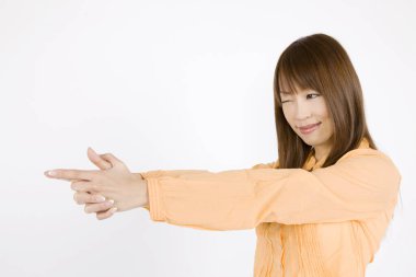 Güzel, genç Asyalı bir kadın. Geçmişinde silahlı bir jest var.