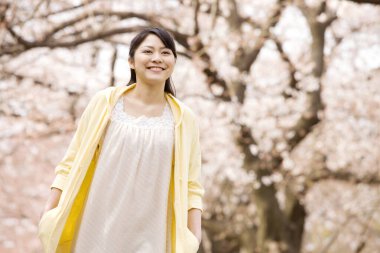 Parktaki Asyalı genç kadın.