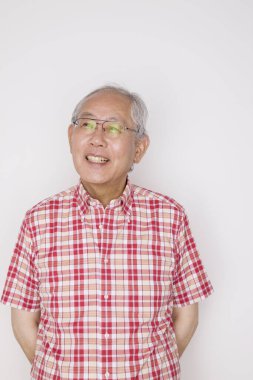 gülümseyen kıdemli Asyalı adam 