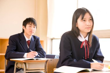 Japon lise öğrencileri sınıfta okuyor.