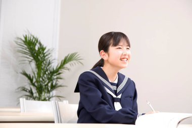 Sınıfta oturan Japon öğrencinin portresi