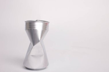 Buruşmuş kutu beyaz arkaplanda izole edildi