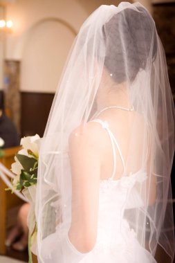 Gelin düğün gününde elinde bir buket çiçekle