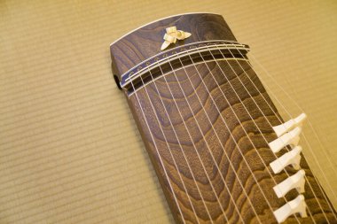 Bir Koto 'nun yakın görüntüsü. Japon sökülen yarım tüp zither enstrümanı