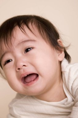 Ağlayan Asyalı bebeğin portresini kapat.