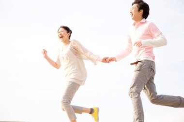 Açık havada çalışan genç Çift