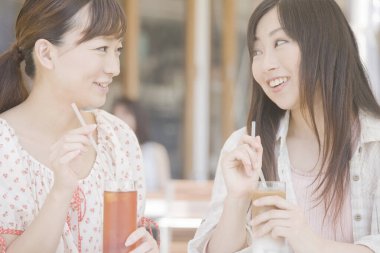 Kafede dinlenen iki Japon kadın.