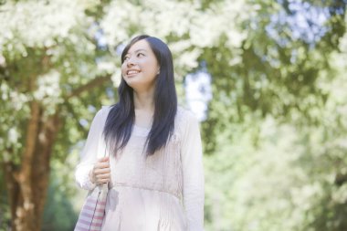 Şehirde yürüyen güzel bir Japon kadın, geçmişi bulanık. 