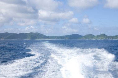 Mavi gökyüzü ile deniz kıyısı manzarası