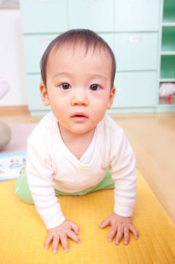 Japon anaokulunda oynayan sevimli Asyalı çocuk.