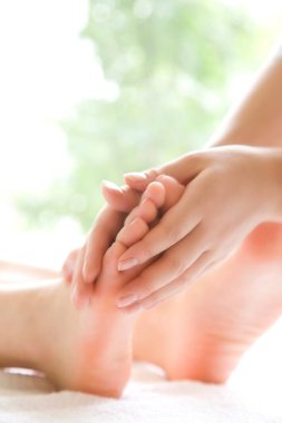 Spa konsepti. Kaplıcadaki masaj sırasında kadın bacaklarının yakınlaşması.  