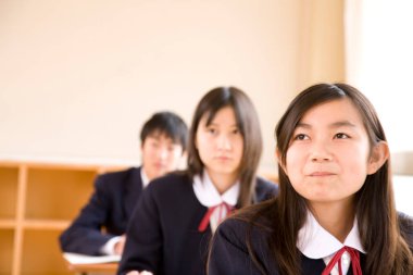 Modern sınıfta okuyan genç Japon öğrencilerin portresi.