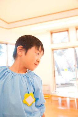 Japon anaokulunda oynayan sevimli Asyalı çocuk.