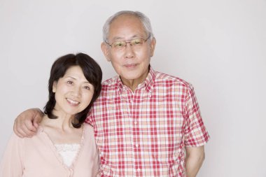 Gülümseyen kıdemli Japon erkek ve kadın portresi