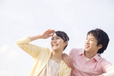 Genç bir adam ve bir kadın birbirlerine uzaklar. 