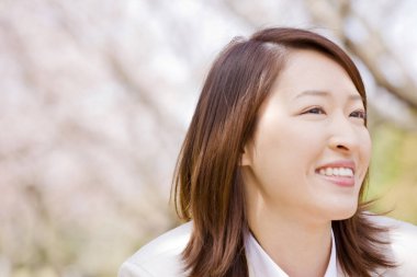 Japon kadın gündüz vakti parkta yürüyor.