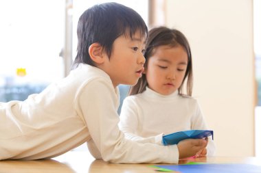 Anaokulunda oynayan şirin Asyalı çocuklar.