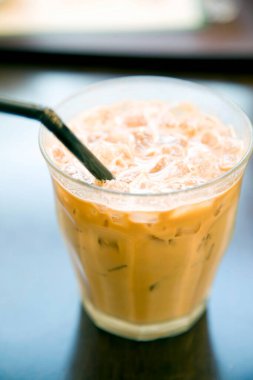 Bir bardak buzlu kahve ve pipet.