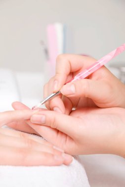 Güzellik salonunda manikür yaparken kadın elleri