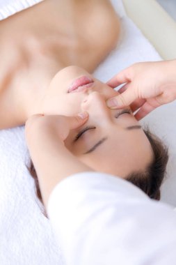 Genç Japon kadın spa salonunda dinleniyor. Güzellik ve cilt bakımı 