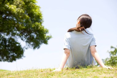 Asyalı Kadın Gündüz Park 'ta Dinleniyor, Arka Görüş 