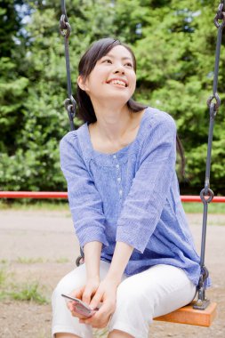 Yazın dışarıda poz veren muhteşem Japon kadın portresi.