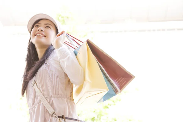 Gyönyörű Boldog Fiatal Ázsiai Bevásárló Táskák Városban — Stock Fotó