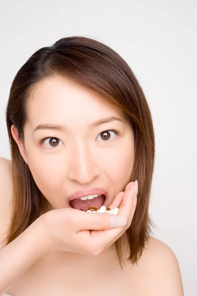 Jong Japans Vrouw Het Nemen Van Vele Pillen — Stockfoto