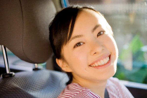 Porträtt Vacker Ung Asiatisk Kvinna Sitter Bilen Och Ler Mot — Stockfoto