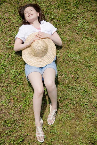 Jong Japans Vrouw Ontspannen Gras — Stockfoto