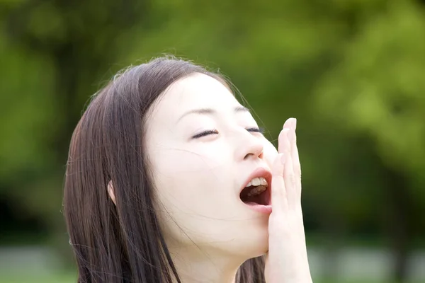 Bela Jovem Mulher Japonesa Bocejando Livre — Fotografia de Stock