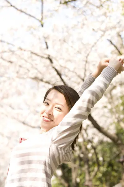 Японська Жінка Ходить Парку Вдень — стокове фото