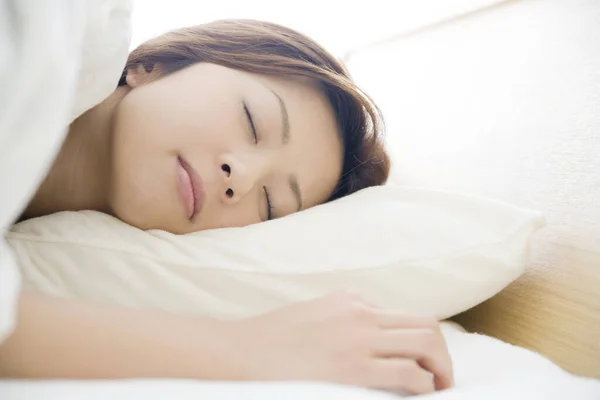 Wanita Asia Muda Tidur Tempat Tidur — Stok Foto