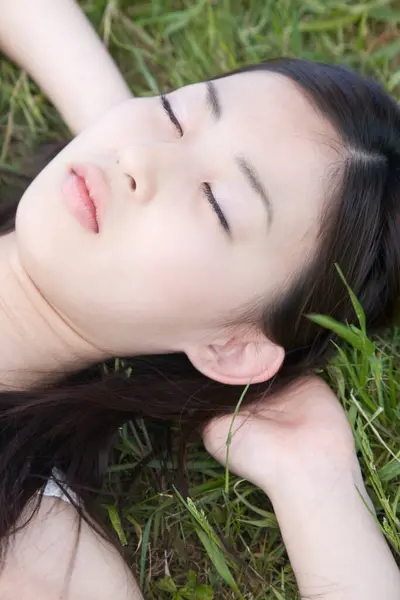 Krásná Asijská Žena Spící Trávě — Stock fotografie