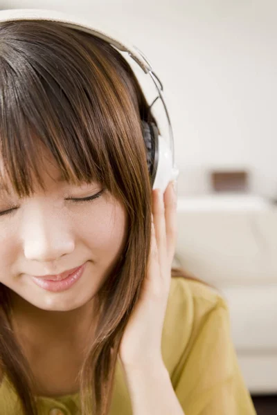 Genç Asyalı Kadın Kulaklıkla Müzik Dinliyor — Stok fotoğraf
