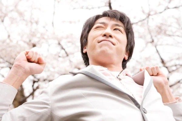 Портрет Молодого Японца Парке Время Цветения Сакуры Весной — стоковое фото