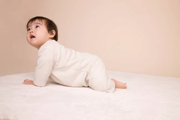Ασιατικό Μωρό Σέρνεται Στο Κρεβάτι Στο Σπίτι — Φωτογραφία Αρχείου