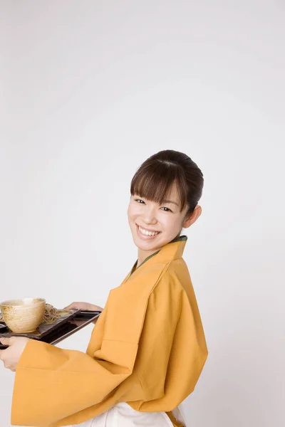 테이블에 소바를 제공하는 일본인 — 스톡 사진