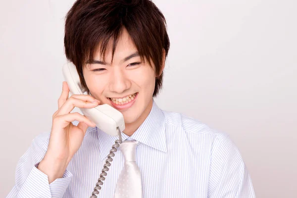 Молодий Азіатський Бізнесмен Говорить Телефону Ізольованому Фоні — стокове фото