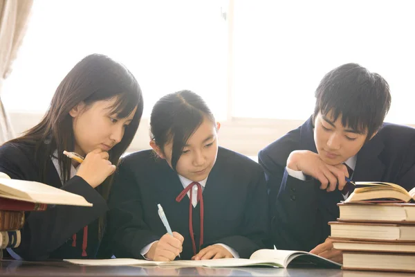 Ιάπωνες Μαθητές Γυμνασίου Μελετώντας Στην Τάξη — Φωτογραφία Αρχείου