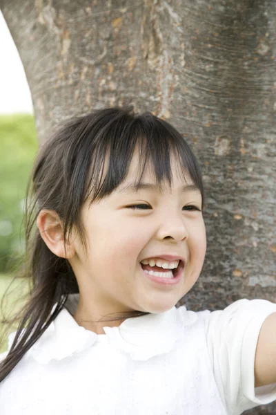 Porträt Eines Süßen Kleinen Asiatischen Mädchens Der Nähe Eines Baumes — Stockfoto