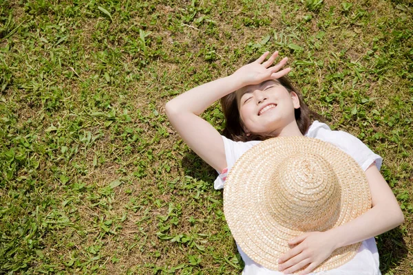 Młoda Japońska Kobieta Relaksująca Się Trawie — Zdjęcie stockowe
