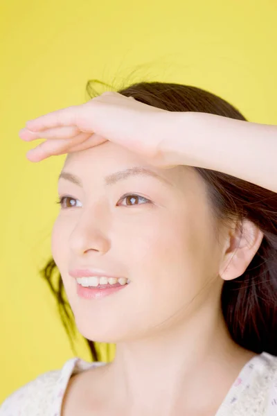Πορτρέτο Της Όμορφης Ιαπωνέζας Που Κοιτάζει Απόσταση Απομονωμένη Κίτρινο Φόντο — Φωτογραφία Αρχείου