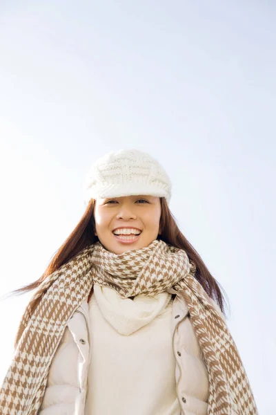 穿着冬衣的美丽年轻亚洲女人在户外对着相机微笑 — 图库照片