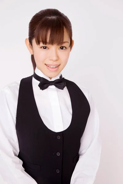 Молода Азіатська Офіціантка Посміхається Ізольованому Фоні — стокове фото